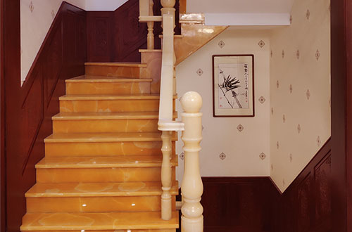 麻章中式别墅室内汉白玉石楼梯的定制安装装饰效果