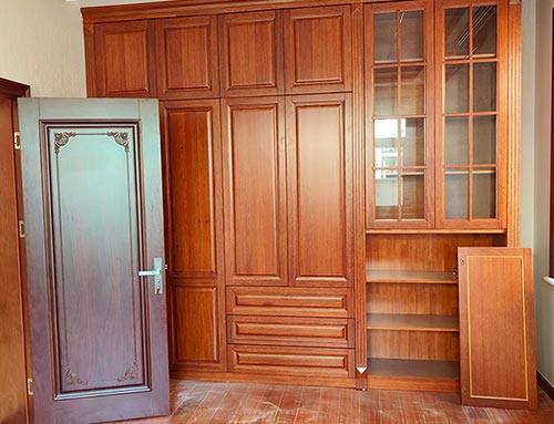 麻章中式家庭装修里定制的实木衣柜效果图